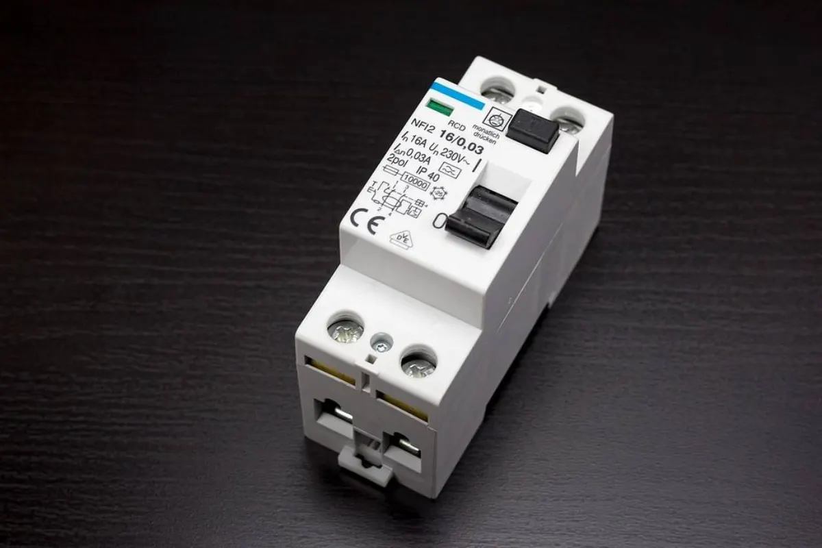 Устройство защитного отключения (УЗО) для квартирного щитка
